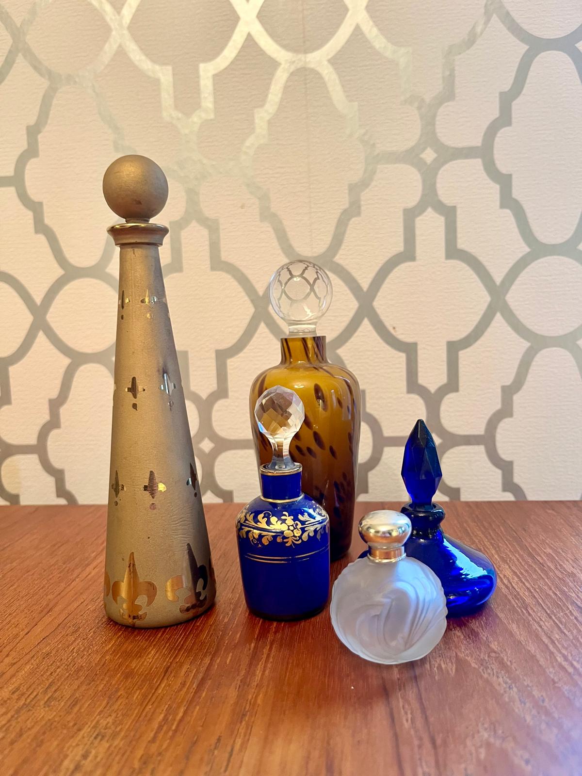 Three miniature vintage perfume bottles & two Murano art glass pieces