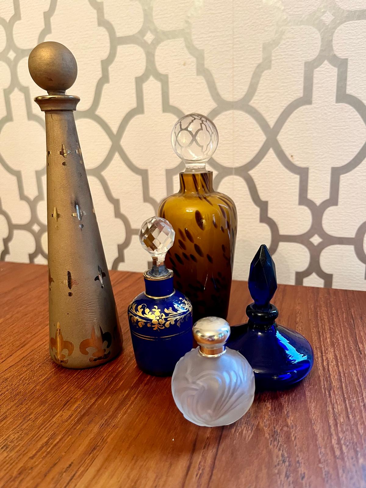 Three miniature vintage perfume bottles & two Murano art glass pieces